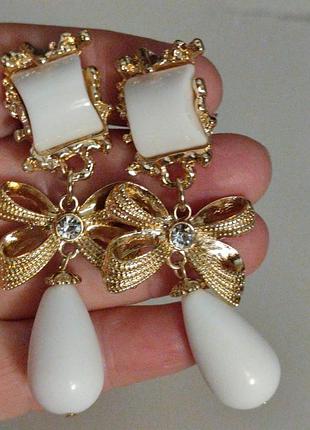 Белые клипсы серьги сережки (без прокола) пластик и золотистый металл