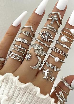 23 пари каблучок сріблястого кольору