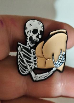 Брошка брошка пін-намет метал еротика дівчина скелет кусає за попу