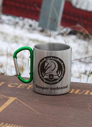 Металева чашка 250 мл з карабіном і гравіюванням - шахматний кінь