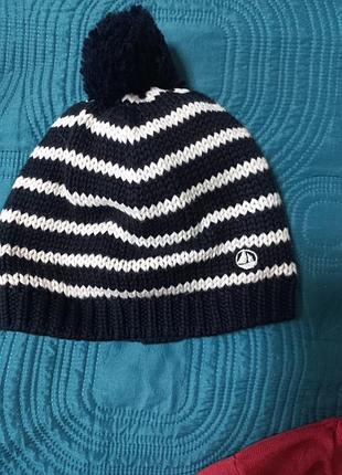 Теплая шапка с помпоном и нашивкой эмблемы petit bateau.