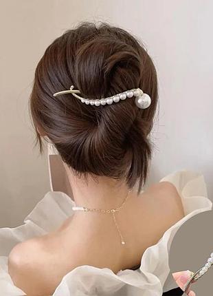 Золотиста оригінальна заколка з перлами