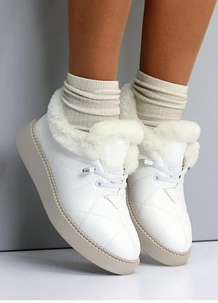 Класнючі зимові уги  молочного кольору