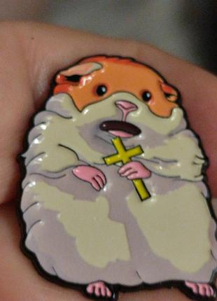 Брошь брошка пин значок хомяк с крестом металл эмаль