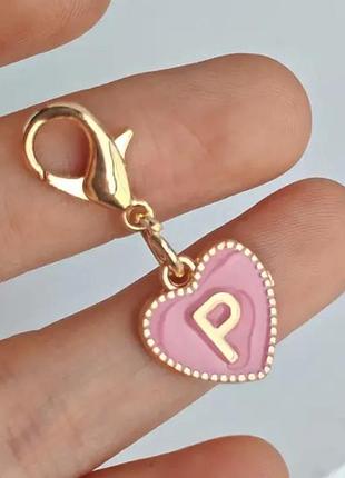 Брелок буква «р» емаль рожева арт. 07285