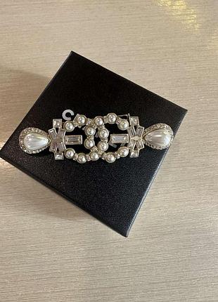 Элегантная жемчужная брошь - булавка с логотипом / брошка продолговатая с жемчугом и мелким цирконием