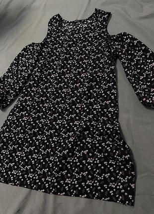 Плаття з відкритими плечима