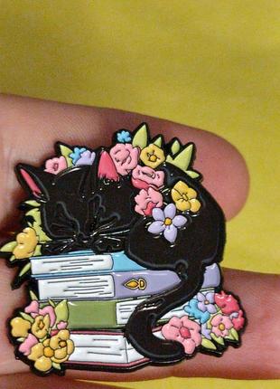 Брошь брошка пин значок черный кот кошка книги спит