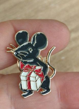 Брошка брошка пін-значок чорна щура миша тримає подарунок