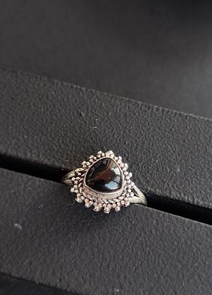 Чорний онікс кільце. каблучка з чорним оніксом. чорний онікс трикутник в сріблі. розмір 17.5. індія.