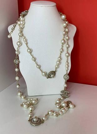 Длинная подвеска-бусы с жемчугом и вставками с логотипами в этническом стиле