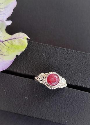 Рубін каблучка. кільце з індійським рубіном. перстень рубін коло . розмір 17. індія.