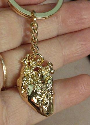 Медичний брелок на ключі золотистий метал серце кардіолог