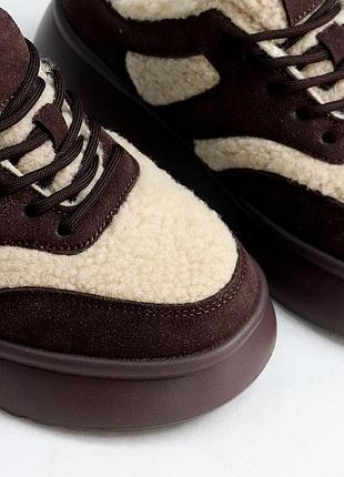 Очаровательные теплые женские шоколадные бежевые кроссовки с мехом