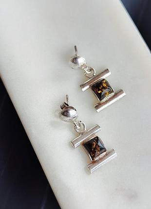 Сережки з натурального бурштину. кульчики бурштин квадрат. сережки підвіси з бурштину в сріблі. індія.