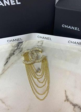 Брошка с цирконием и цепочками подвесками в несколько рядов / брендовая брошь с подвесками