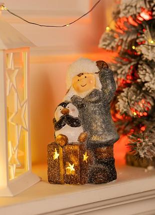 Новогодняя декоративная фигурка с подсветкой 9×10×19 см новогодний декор девочка с подарком по фарфора cr-5-18