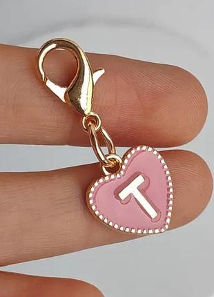 Брелок буква «т» емаль рожева арт. 07288