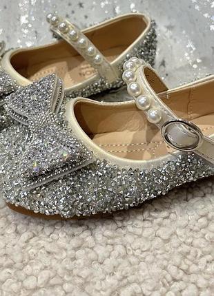 Блискучі туфлі для дівчинки