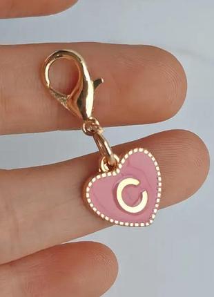 Брелок буква «с» емаль рожева арт. 07281