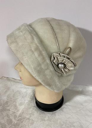 Мини шляпка из искусственной нерпы 55-57 см молочная с отворотом