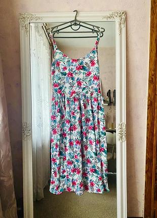 Сукня жіноча s-m з вирізом на спинці