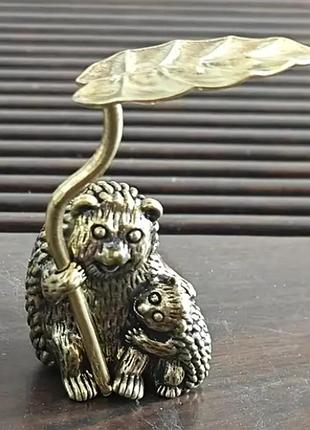 Фигурка статуэтка латунная еж ежик мама и ребенок под листиком