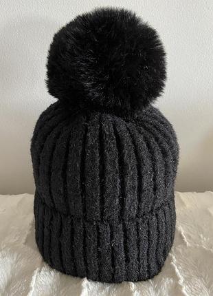 Жіноча чорна шапка з великим бубоном з відворотом