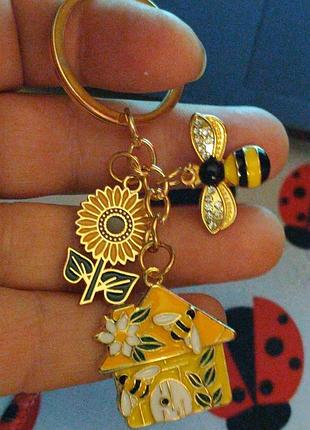 Брелок на ключи металл эмаль дом домик хата пчела подсолнух