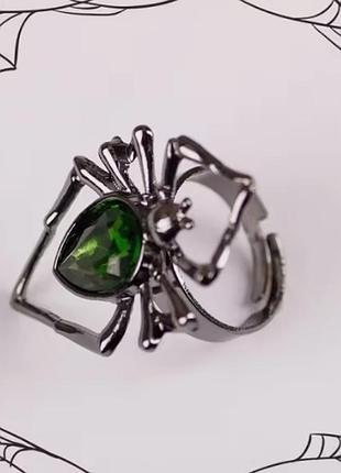 Оригінальна чорна каблучка з павуком та зеленим каменем