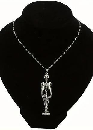 Готична підвіска сріблястого кольору на ланцюжку