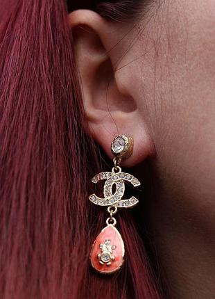 Серьги гвоздики с логотипом/посеребрение и позолота 24к / серьги эмаль стиль шанель