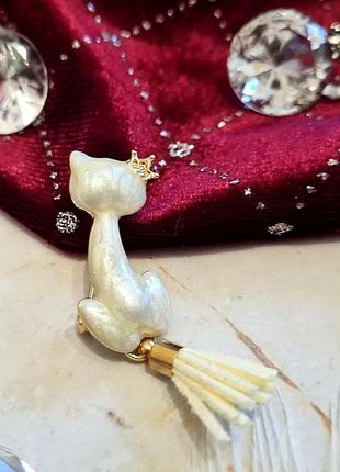 🔺🐱👑 миниатюрная брошь "кошечка с хвостом-кисточкой" белая эмаль котик котенок кот брошка