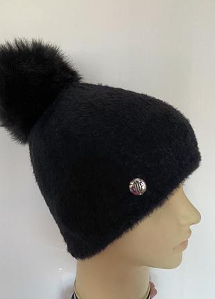 Женская чёрная шапка с большим бубоном
