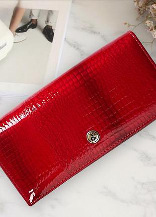 Красивый кожаный женский кошелёк лаковый, красный портмоне для женщин рептилия