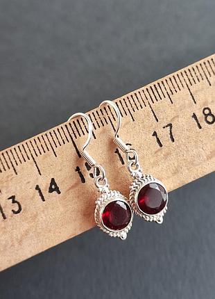 Мініатюрні сережки з каменем гранат. сережки з гранатом коло. кульчики гранат. гранат в сріблі. індія.