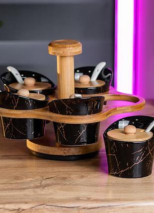 Набор для специй и соусов баночки по 120мл керамические 5 шт. с крышками и ложками на деревянной подстав ve-33