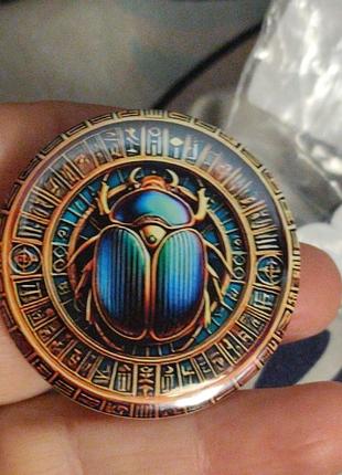 Круглая брошь брошка жук скарабей оберег удача амулет