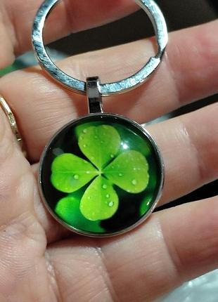 Круглый брелок на ключи на удачу клевер стекло и металл