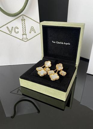 Ванклиф / клевер серьги длинные на 4 элемента / белый перламутр в оправе из лимонного золота