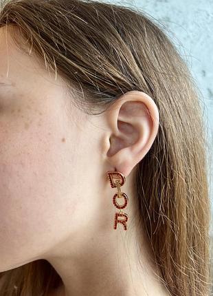 Диор серьги красные длинные / серьги с логотипом и камнями / серьги с подвесками