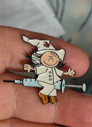 Медицинская брошь медик на шприце ведьма