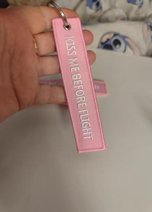 Брелок ремувка розовая бирка kiss me before flight двухстонняя вышивка