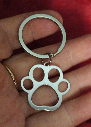 Брелок на ключи котик кошка серебристый металл лапка кот кошка след