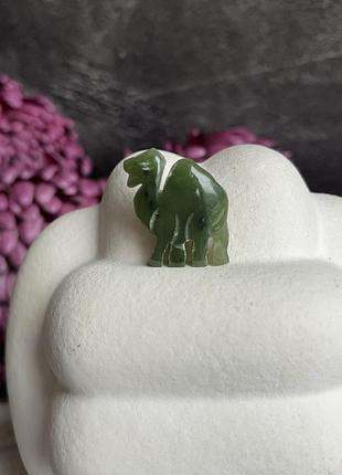 Нефрит натуральный фигурка верблюд из натурального камня верблюд из нефрита. 23,5*19,5*5,5 мм
