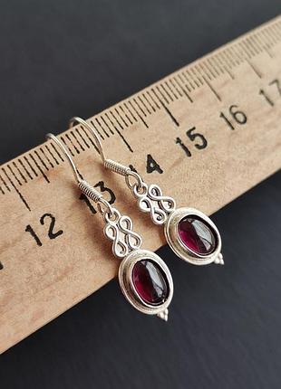 Мініатюрні сережки з каменем гранат. сережки з гранатом овал. кульчики гранат. гранат в сріблі. індія.