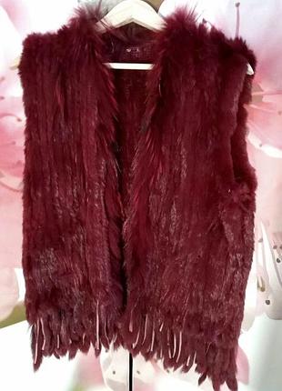 Жилетка бордовая тарракотовая темно марсаловая вязаная с енотом из кролика