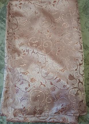 Красивая розовая подшитая штора.