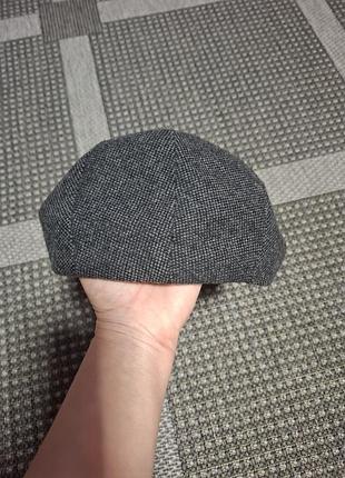 Серая кепка шапка