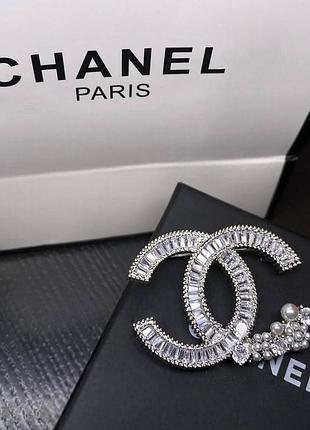 Брошка лого с камнями и жемчугом посеребрение